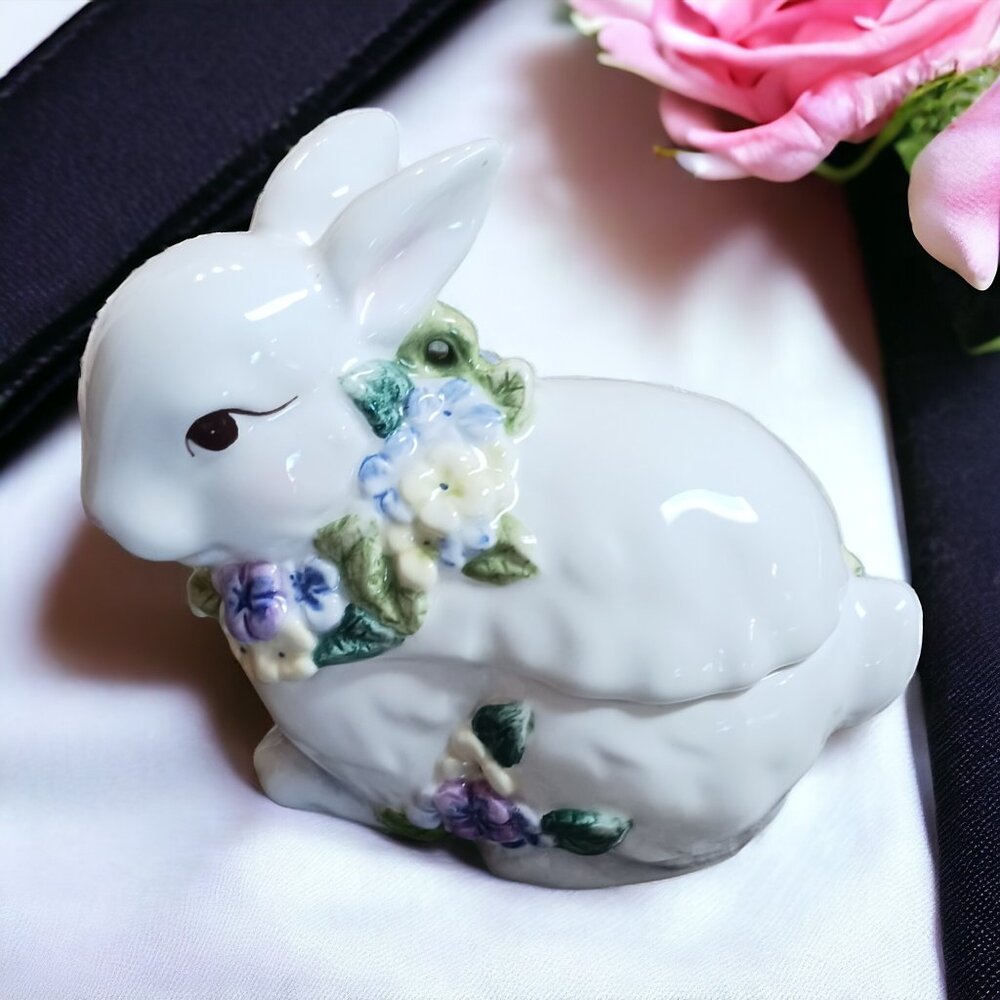 Vintage White Ceramic Easter Bunny Rabbit Collectable Knick Knack Trinke…